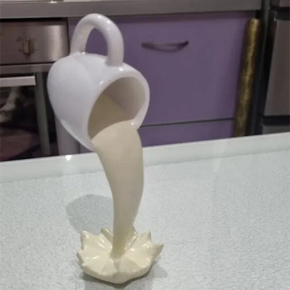 Café suspendido: escultura artística en forma de taza flotante